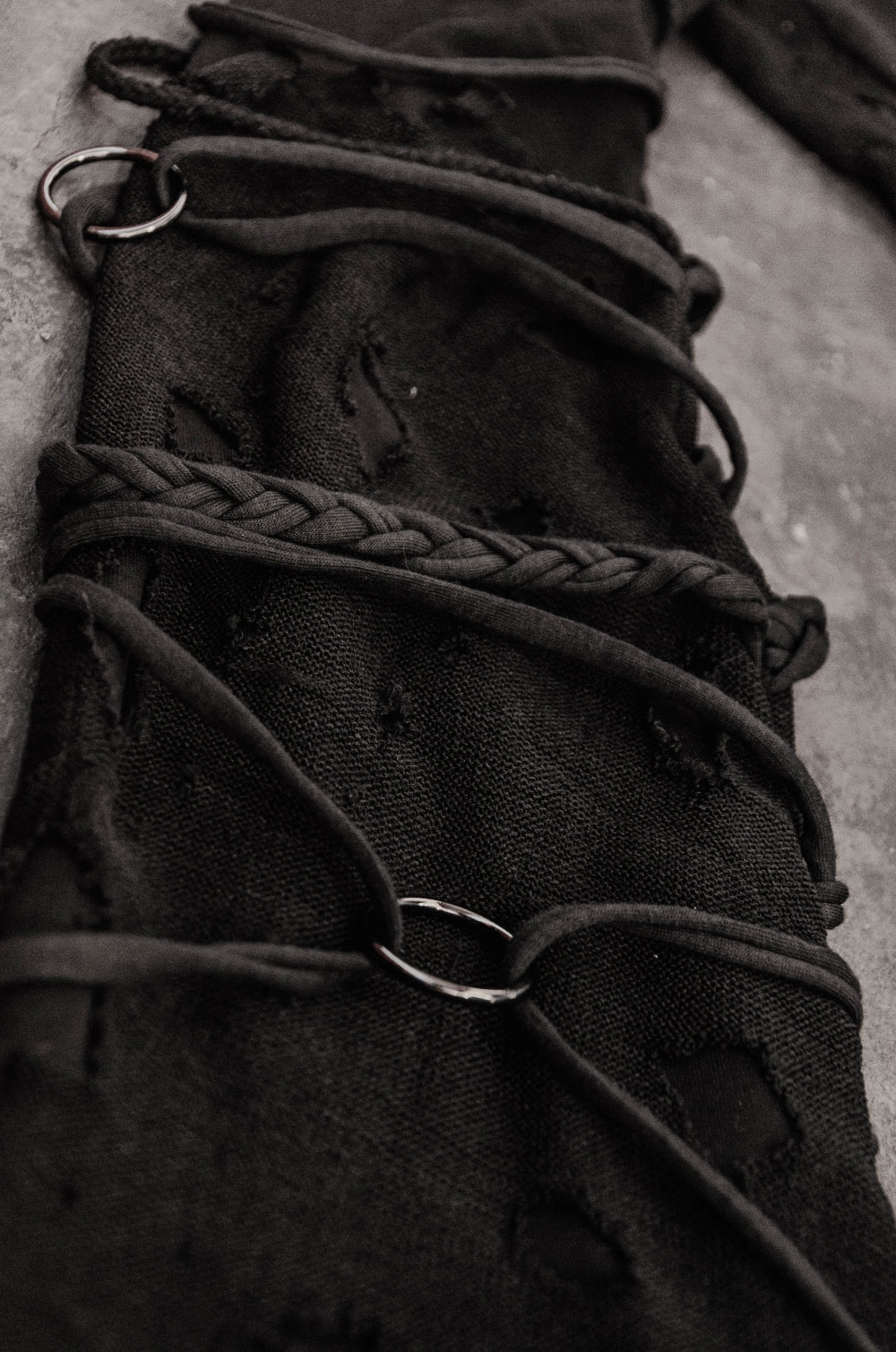 TRAPE Frayed with asymmetrical straps leggings [Black]