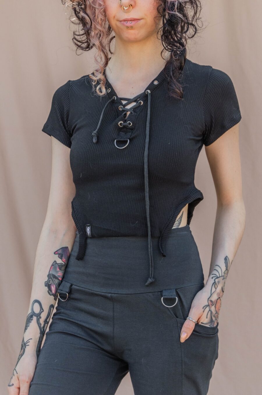 Black Staples – Ynhoia